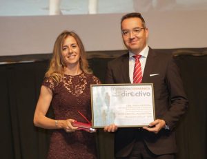 Emilio del Prado entregando el premio a María Berzosa, Mejor Directiva de Multinacional ubicada en Castilla y León.